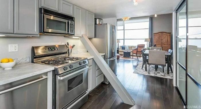 Mansarda San Francisco de 1 milion de dolari are grinda de susținere diagonală care trece prin mijlocul bucătăriei