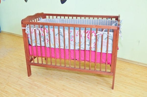 mobila pentru bebelus mobilier din lemn cu saltea roz