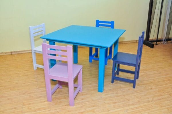 mobilier copiii si bebe scaune colorate pastel roz si albastru si masa copii albastra producator atelierul bucuresti