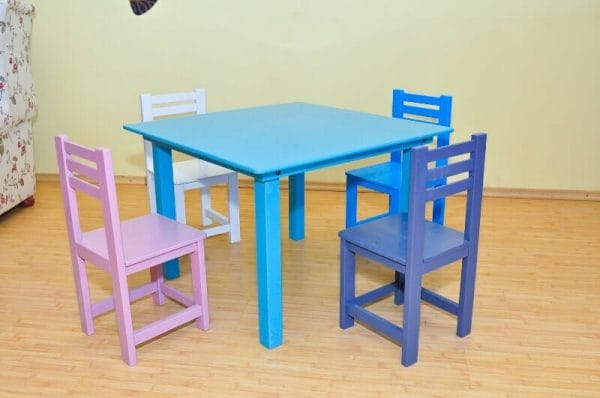 scaune si masa copii pe culori pastelate mobilier copiii si bebe scaune colorate pastel roz si albastru si masa copii albastra