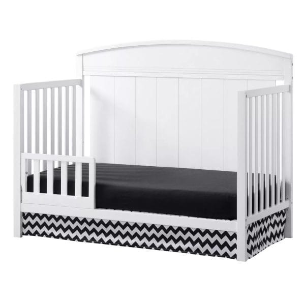 pat bebelus alb cu model clasic cu linii verticale si saltea alba mobilier copii